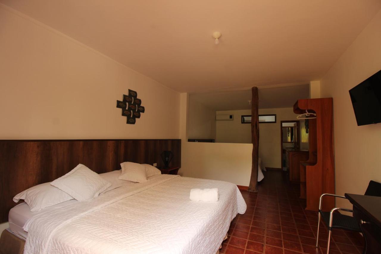 Lava House Hostal ปูแอร์โตอาโยรา ภายนอก รูปภาพ